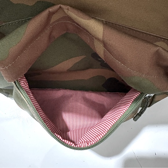 Herschel Supply Co. - Classic backpack 24L - Woodland camo - Picture 9 of 12